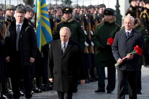 El presidente ruso, Vladímir Putin, durante los actos por la festividad del Día del Defensor de la Patria en víspera del cuarto aniversario de la guerra contra Ucrania. EFE/Maxim Shipenkov / Pool
