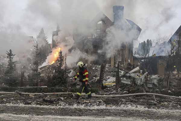 Al menos una persona ha muerto y cinco han resultado heridas en la región de Kiev, según las autoridades ucranianas, tras un ataque ruso masivo. EFE/Stringer