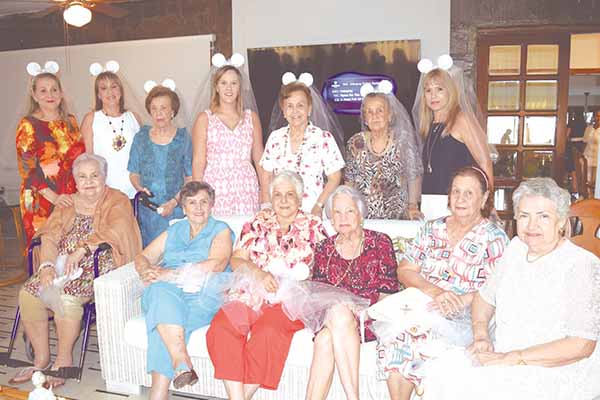 En la fotografía, Elsa Pinedo de Sánchez, Cecilia de Andréis, Silvia Campo de Vives, Rosita Lacouture de Vives, Silvia Rosa Vives Campo, María Teresa Vives Lacouture, Elisa Elvira Vives de Monroy, Elsy Lacouture de Vives, Lourdes Vives de Campo y Beatriz Lacouture de Vives.