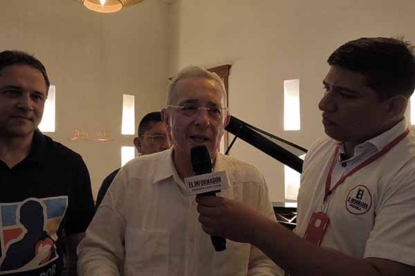 El Senador Onorio Henríquez, el expresidente Alvaro Uribe Vélez y Luis Saumeth, periodista de EL INFORMADOR. Foto derechos reservados EL INFORMADOR