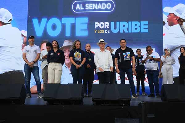 El expresidente Alvaro Uribe Vélez, acompañado de los candidatos a la Cámara de Representantes por el Magdalena, Albert Gutiérrez, María Claudia Pacheco e Isis Navarro. Foto derechos reservados EL INFORMADOR