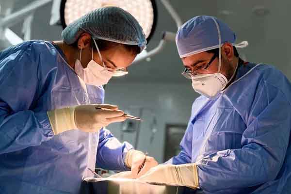 Fotografía de una intervención quirúrgica tomada de la publicación de la página de la Fundación Valle de Lili, el 26 de febrero de 2025.