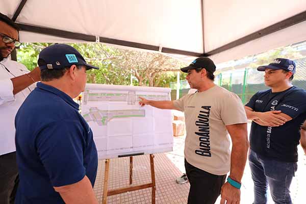 Alejandro Char, alcalde de Barranquilla, socializó los planos de la intervención de la avenida. Foto Alcaldía.