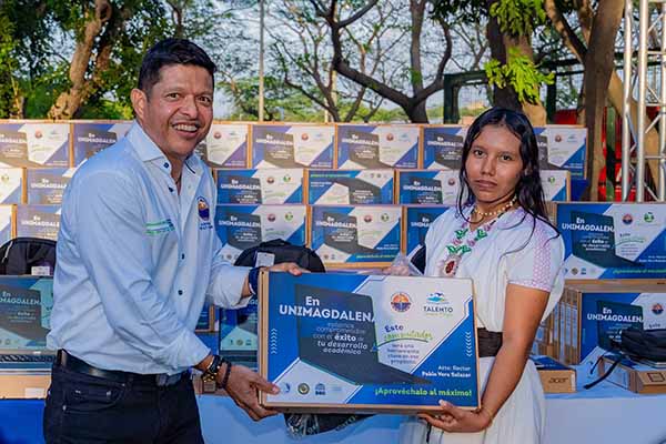 El rector Pablo Vera Salazar entregando los equipos que representan el impulso para su desempeño académico y desarrollo de competencias en su entorno educativo. Foto Unimagdalena.