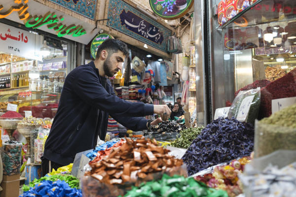 Un comerciante coloca su mercancía en un puesto del bazar de Tajrish, situado en el norte de Teherán.  EFE/Jaime León 