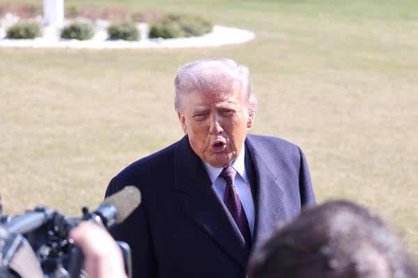 El presidente de Estados Unidos, Donald Trump, habló este viernes en la Casa Blanca, en Washington, EE.UU.  EFE/ Octavio Guzmán