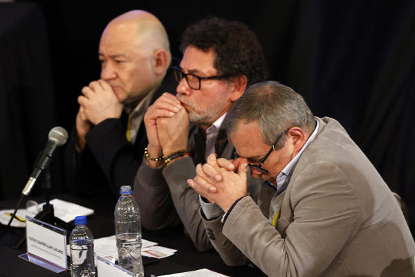 Fotografía de archivo del 22 de junio de 2022 que muestra a los integrantes del antiguo Secretariado de las Farc Julián Gallo Cubillos (i), Pastor Lisandro Alape Lascarro (c) y Rodrigo Londoño Echeverry, en Bogotá (Colombia). EFE/ Mauricio Dueñas Castañeda/ ARCHIVO