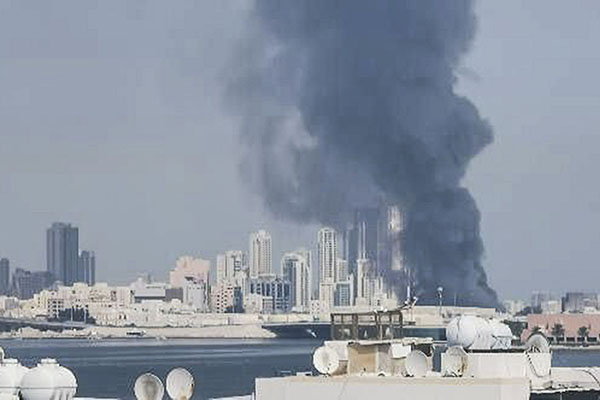 Vista de una columna de humo en Baréin. La Guardia Revolucionaria iraní confirmó este sábado que ha lanzado ataques contra bases estadounidenses situadas en Baréin, Catar y Emiratos Árabes como represalia por los bombardeos de Estados Unidos e Israel. Los misiles y drones de la Guardia Revolucionaria atacaron severamente el cuartel general de la Quinta Flota de la Armada estadounidense en Baréin. EFE