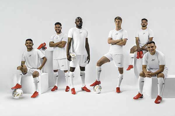 Andrés Amaya (Fortaleza), Sebastián Valencia (Millonarios), Andrés Marmolejo (Santafé), Andrés Llinas (Millonarios), Andrés Arroyo (Fortaleza) y Jhon Velásquez (Fortaleza) usando los nuevos guayos. Foto cortesía 
