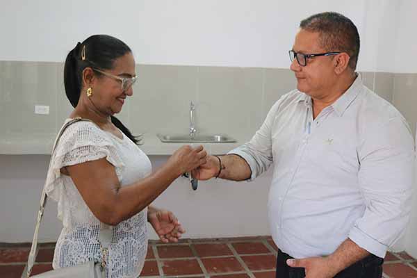 José Luis Ramos, alcalde de Guamal, entregó las llaves de uno de los restaurantes escolares. Foto Facebook Alcaldía de Guamal