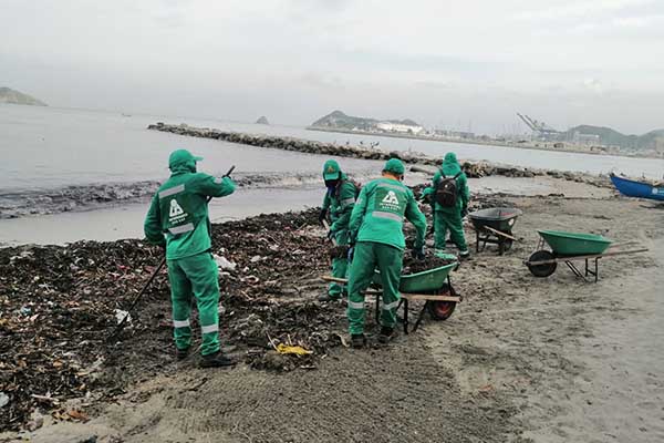 Operarios de aseo recogiendo todos lo residuos que quedan a la orilla del mar después de una fuerte lluvia. Foto Alcaldía de Santa Marta