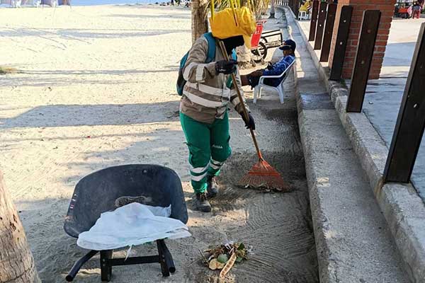 Jennifer Bermúdez, operaria de la empresa de aseo distrital, realizando su labor en la bahía de Santa Marta. Foto cortesía Jennifer Bermúdez