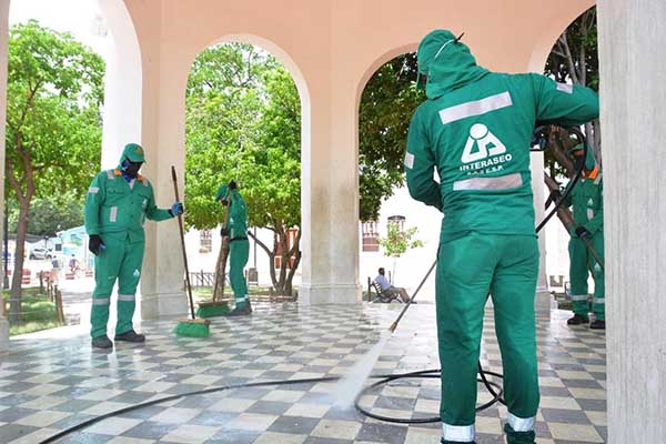 Trabajadores del aseo, realizando la limpieza en el Templete principal del ‘Parque de los Novios’. Foto Alcaldía