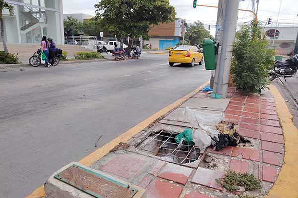 Un registro eléctrico, ubicado en la calle 24 con Avenida Hernández Pardo (carrera 4), se encuentra completamente destapado, con acumulación de basuras tanto en su interior como en el exterior, es un riesgo sanitario y deterioro del espacio público.