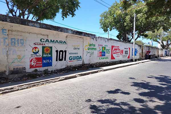 Paredilla de los patios del tránsito, ubicadas en la carrera 8 con calle 25, publicidad y avisos que generan ruido visual, evidenciando el cambio negativo en la imagen del sector.