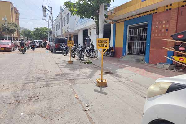 En la calle 11 con 11 A, en el sector del Mercado, apropiación indebida del espacio público, donde algunos comerciantes instalan señales de “prohibido parquear” para reservar zonas como parqueaderos exclusivos, afectando la movilidad y el uso libre de la vía.