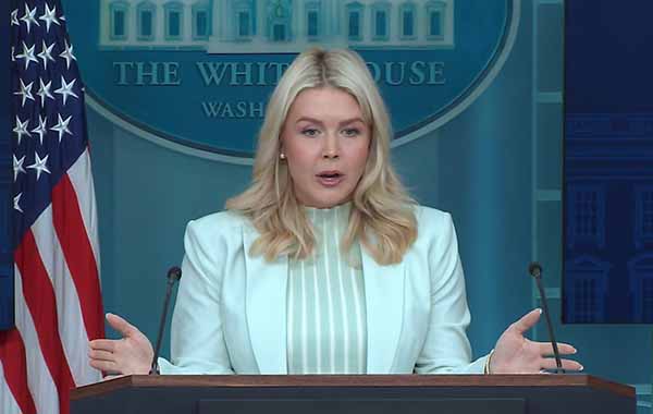 Captura de video de una transmisión de La Casa Blanca de su secretaria de prensa Karoline Leavitt durante una declaración este miércoles, en Washington (EE.UU.). foto EFE