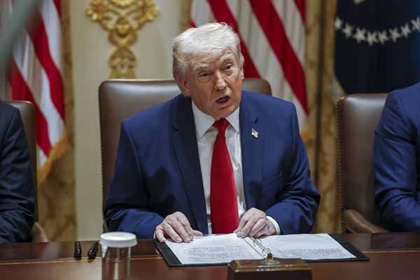 El presidente de Estados Unidos, Donald J. Trump, pronuncia un discurso durante una reunión de gabinete en la Sala del Gabinete de la Casa Blanca en Washington. EFE/EPA/Will Oliver/Pool