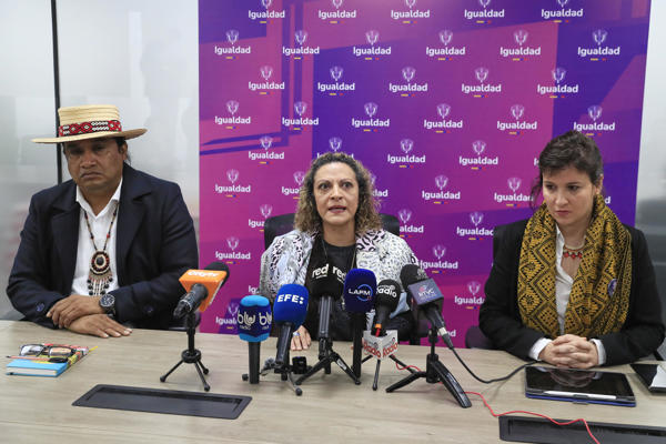 La periodista, Jineth Bedoya habla durante una rueda de prensa este lunes en Bogotá. El Ministerio de Igualdad reglamentó el fondo 'No es hora de callar', una herramienta de política pública orientada a prevenir la violencia de género y fortalecer la protección de mujeres periodistas y comunicadoras del país, anunció la institución. EFE/ Carlos Ortega