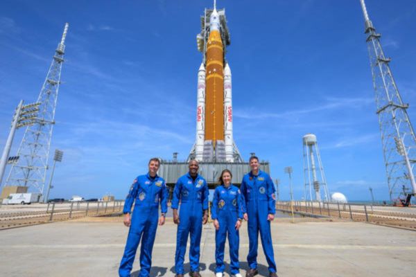 La NASA inició la cuenta regresiva de Artemis II, una misión histórica que marcará el regreso de astronautas a la órbita lunar por primera vez en más de medio siglo, y aseguró que el programa se encuentra en "excelente forma", al ofrecer un parte positivo cuando faltan apenas dos días para el lanzamiento. EFE/ Bill Ingalls