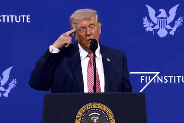 Captura de video de una transmisión de La Casa Blanca del presidente de Estados Unidos, Donald Trump, hablando en el foro FII Priority este viernes, en Miami (EE.UU.). EFE/ La Casa Blanca