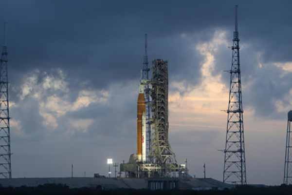 Fotografía cedida por la NASA donde se muestra el cohete del Sistema de Lanzamiento Espacial (SLS) y la nave espacial Orion de la misión Artemis II sobre una plataforma de lanzamiento móvil este lunes, en el Complejo de Lanzamiento 39B del Centro Espacial Kennedy en Cabo Cañaveral (EE.UU.).  EFE/ Joel Kowsky