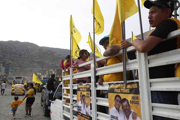 Personas asisten a un acto de campaña electoral del candidato a la Presidencia de Perú Carlos Álvarez en Lima (Perú). EFE/ Paolo Aguilar