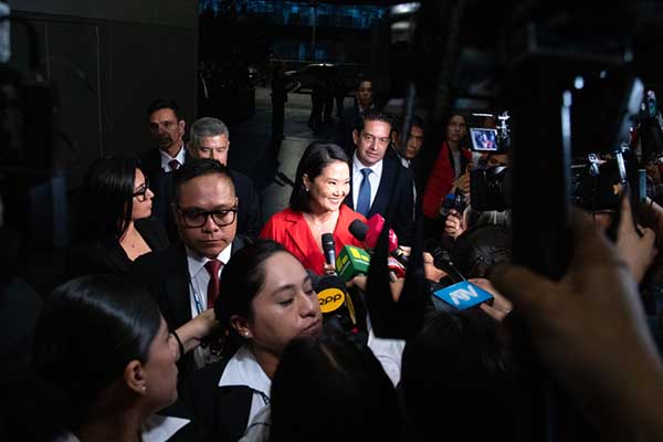 La candidata a la Presidencia de Perú por el partido Fuerza Popular, Keiko Fujimori, habla con periodistas a su llegada al Centro de Convenciones en Lima (Perú). EFE/ Renato Pajuelo