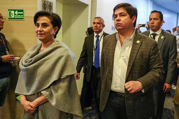 Fotografía de archivo del embajador de Ecuador en Colombia, Arturo Félix Wong, junto a la ministra Relaciones Exteriores y Movilidad Humana ecuatoriana, Gabriela Sommerfeld. EFE/José Jácome