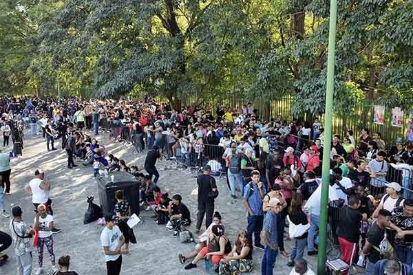 Fotografía de archivo de migrantes en fila en una estación migratoria, en Tapachula (México). EFE/ Juan Manuel Blanco