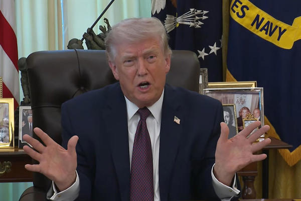 Captura de video tomada de una transmisión de La Casa Blanca del presidente de EE.UU., Donald Trump, hablando durante la firma de una orden ejecutiva, en Washington (EE.UU.). EFE/ La Casa Blanca