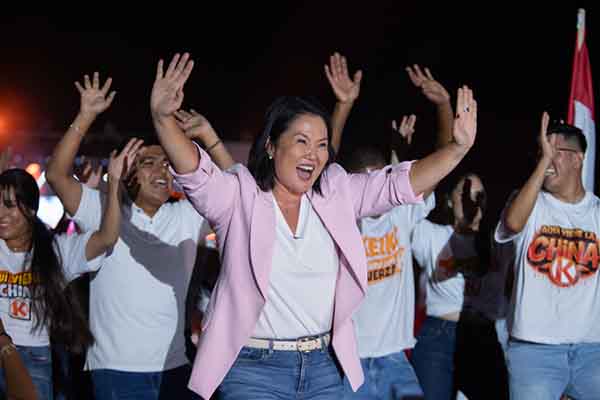 La candidata a la Presidencia de Perú por el partido Fuerza Popular, Keiko Fujimori, reacciona durante el cierre de su campaña el pasado jueves, en Lima (Perú). EFE/ Renato Pajuelo