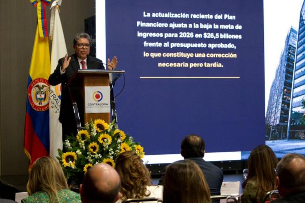 El ente de control presentó un análisis sobre el panorama económico y propuso medidas para fortalecer la sostenibilidad financiera del país./Foto: Contraloría