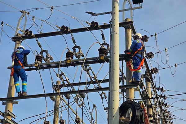 Imagen de referencia de funcionarios de la empresa Air-e, realizando trabajos en las redes eléctricas. Foto Air-e