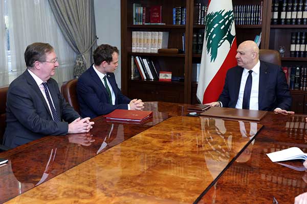 El presidente libanés, Joseph Aoun en reunión con el ministro de Estado británico para los Asuntos del Medio Oriente, Hamish Nicholas Falconer, en Beirut, Líbano. EFE/ Presidencia Libanesa