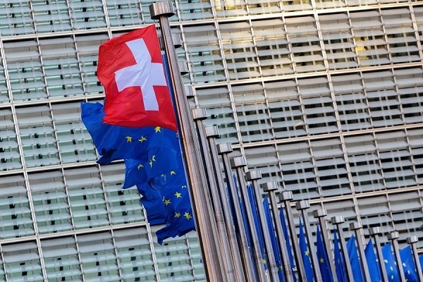 La bandera de Suiza ondea frente a la Comisión Europea. Foto EFE/EPA/Olivier Matthys