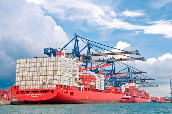 Imagen de un Buque mercante atracado en un puerto de Colombia. Foto cortesía MinComercio