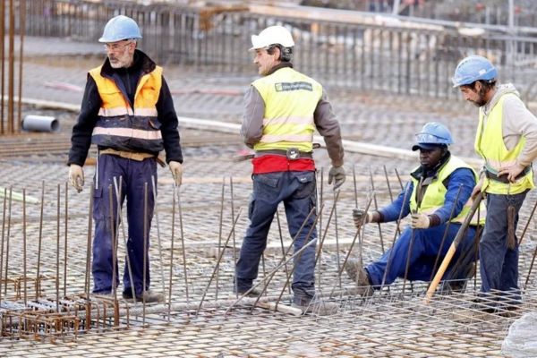 Trabajadores de la construcción en sus labores diarias en una imagen de archivo. EFE/Luis Tejido