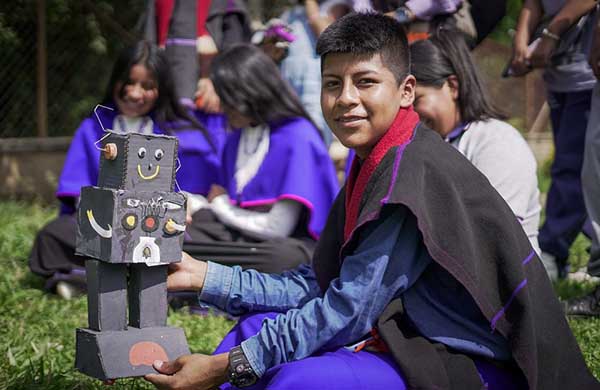 Estudiante de una escuela rural presentando un modelo a escala de un robot hecho a base de elementos reciclables. Foto MinCiencias