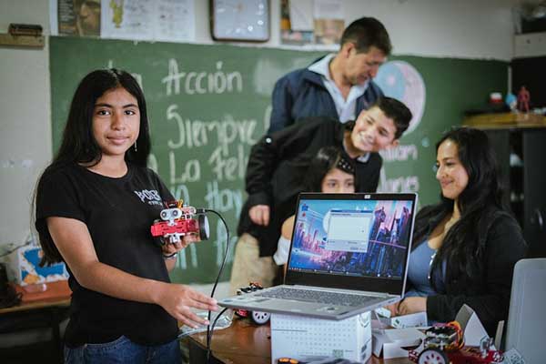 Joven estudiante presentando un invento propio en una feria de ciencia escolar en Colombia. Foto MinCiencias 