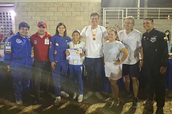 El joven José Leonardo Campo, recibiendo su premio como el ganador, en compañía de colombianos que estuvieron en el proceso de la misión Artemis ll de la NASA. Foto cortesía familia Campo