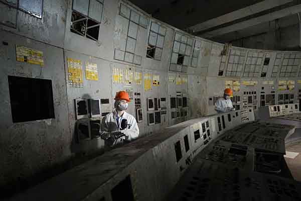 El peor desastre nuclear Visitantes en la sala de control del reactor 4 de la central nuclear de Chernóbil, en Chernóbil, Ucrania. Ucrania conmemora el 40.º aniversario del desastre de Chernóbil hoy 26 de abril de 2026. La explosión del reactor 4 de la central nuclear de Chernóbil en la madrugada del 26 de abril de 1986 sigue considerándose el peor desastre nuclear hasta la fecha. (Fotto EFE/EPA/Sergey Dolzhenko)