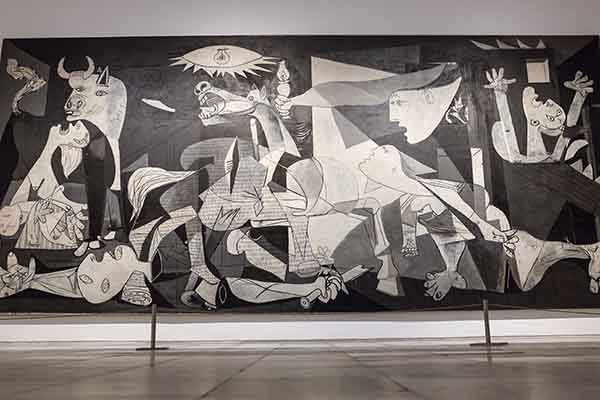 Vista del Guernica de Picasso en el Museo Reina Sofía de Madrid. Sigue siendo “un imán”, un artista que cambió la forma de mirar la realidad y el arte.-(Foto EFE/Chema Moya)