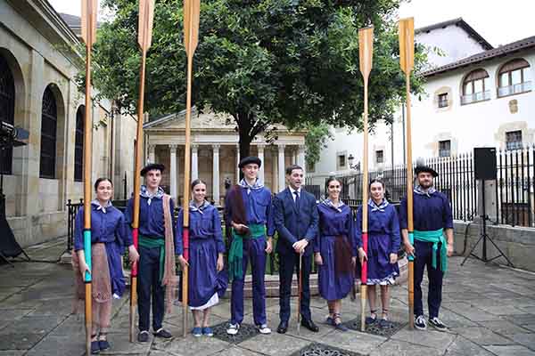El actual lehendakari, Imanol Pradales, posa con remeros de las traineras tras jurar su cargo ante el Árbol de Gernika, símbolo de los derechos y libertades del pueblo vasco en junio 2024. (Foto EFE/ Luis Tejido)