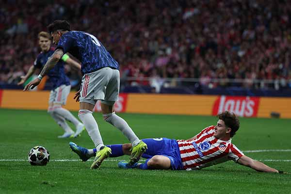 Julián Álvarez, delantero del Atlético de Madrid, barriendo a un rival en la ida de la semifinal.  Foto EFE