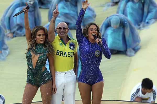 Imagen fechada en Sao Paulo, Brasil, el 12 de junio de 2024, de los cantantes estadounidenses, Pitbull y Jennifer López (izquierda) junto a la brasileña Claudia Leitte (derech) durante la gala de inauguración del Mundial de Fútbol de Brasil 2014, en el Arena de São Paulo de São Paulo, Brasil, cantando la canción oficial del torneo. (Foto EFE/Mauricio Dueñas)