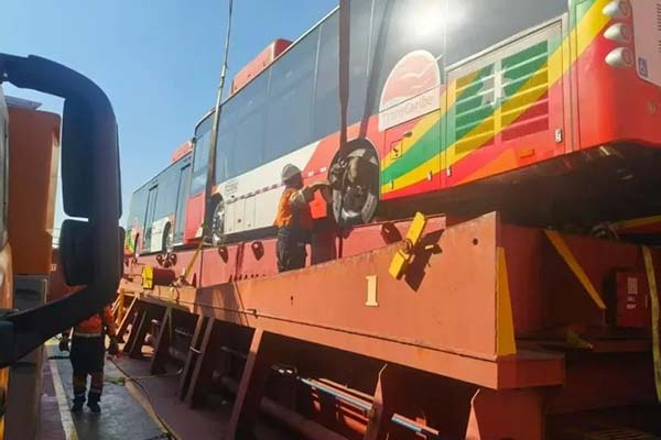 Nuevos buses que llegarán a Cartagena en el buque que los trae desde China. Foto Alcaldía de Cartagena 