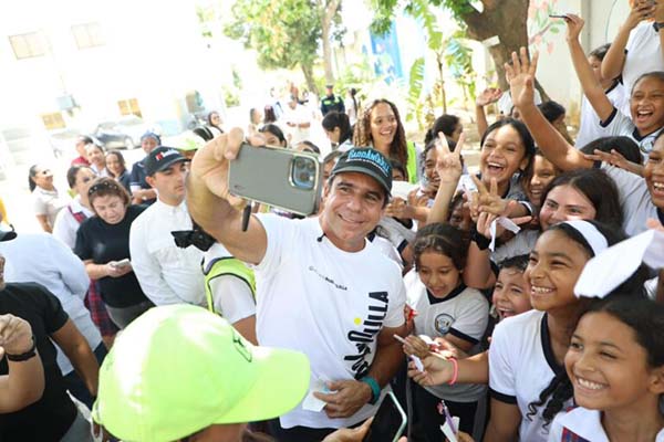Alejandro Char, Alcalde de Barranquilla, en compañía de jóvenes de las escuelas distritales. Foto Alcaldía de Barranquilla 