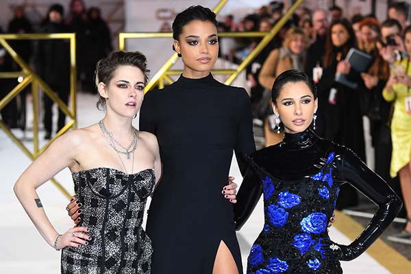 Kristen Stewart, Ella Balinska y Naomi Scott fueron las protagonistas de la película “Los Ángeles de Charlie”, estrenada en 2019. (Foto EFE/EPA/Neil  Hall)