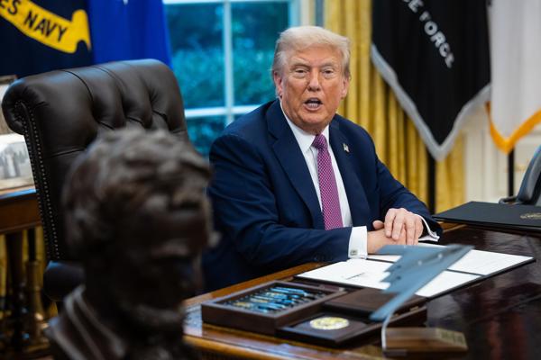 El presidente de Estados Unidos, Donald Trump, habla con los medios durante una conferencia de prensa en la Oficina Oval de la Casa Blanca en Washington, DC, EE.UU. Foto: EFE/EPA/Francis Chung / Pool.